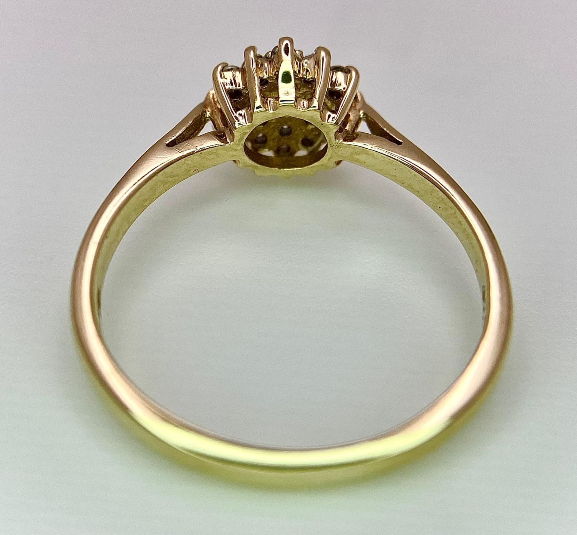 A 9K YELLOW GOLD DIAMOND CLUSTER RING. 0.15CT. 2.2G. SIZE P. - Bild 8 aus 13