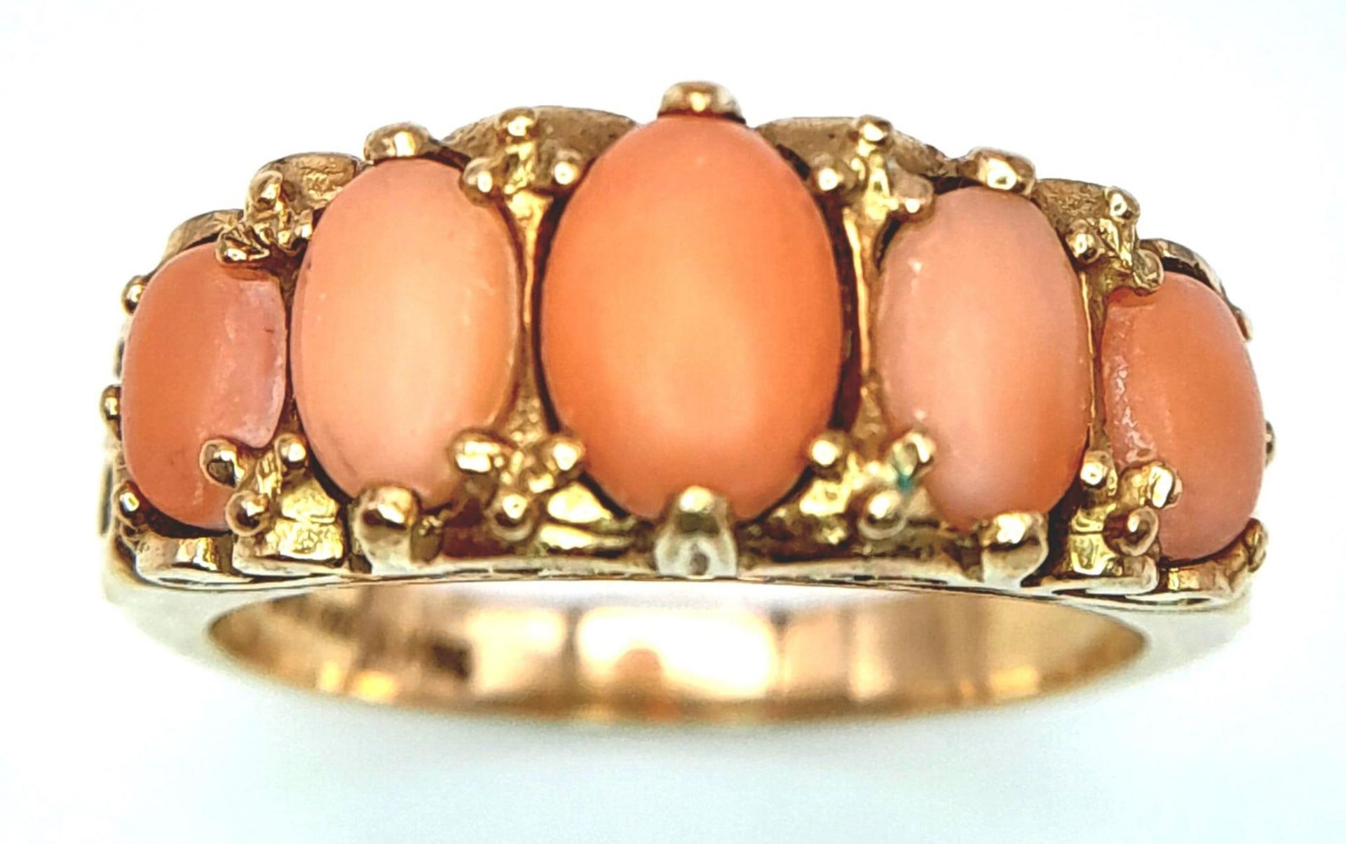 A 9K YELLOW GOLD CORAL 5 STONE RING. 4G. SIZE O. - Image 2 of 5