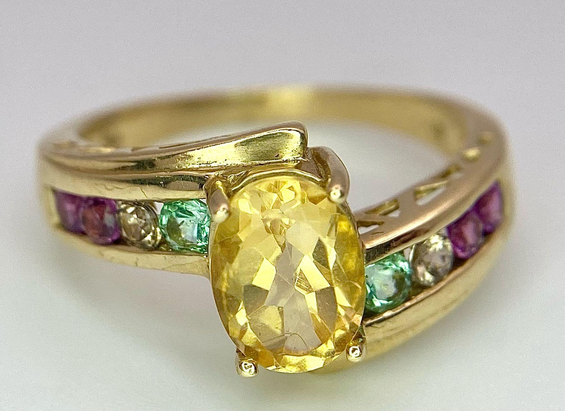 A MULTI GEMSTONE IIN CROSSOVER STYLE WITH LAERGE CITRINE CENTRE STONE SET IN 10K GOLD . 3.5gms - Image 6 of 13