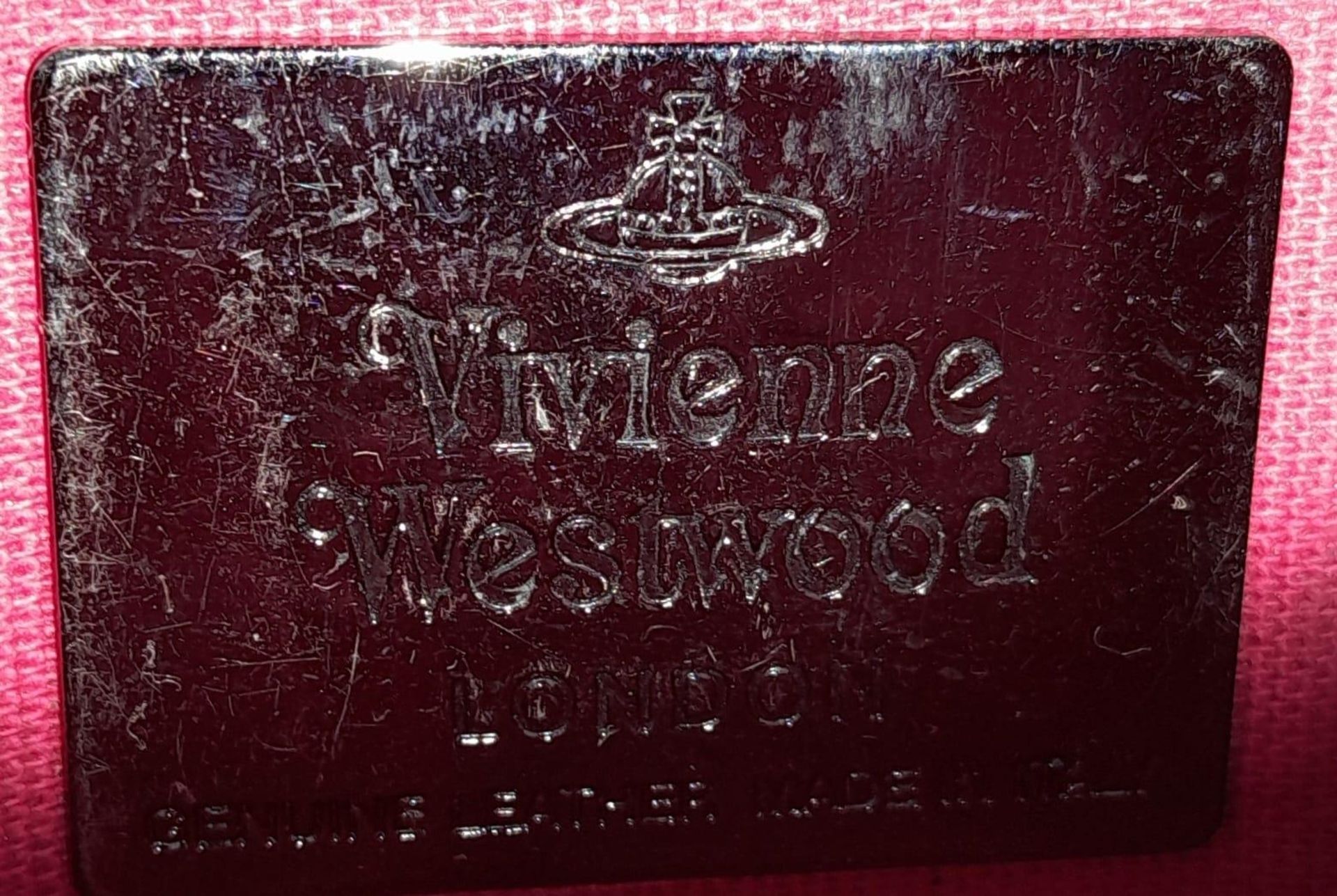 A Vintage Vivienne Westwood Handbag. Brown leather and pony hair exterior. Key clasp. Red textile - Bild 7 aus 8