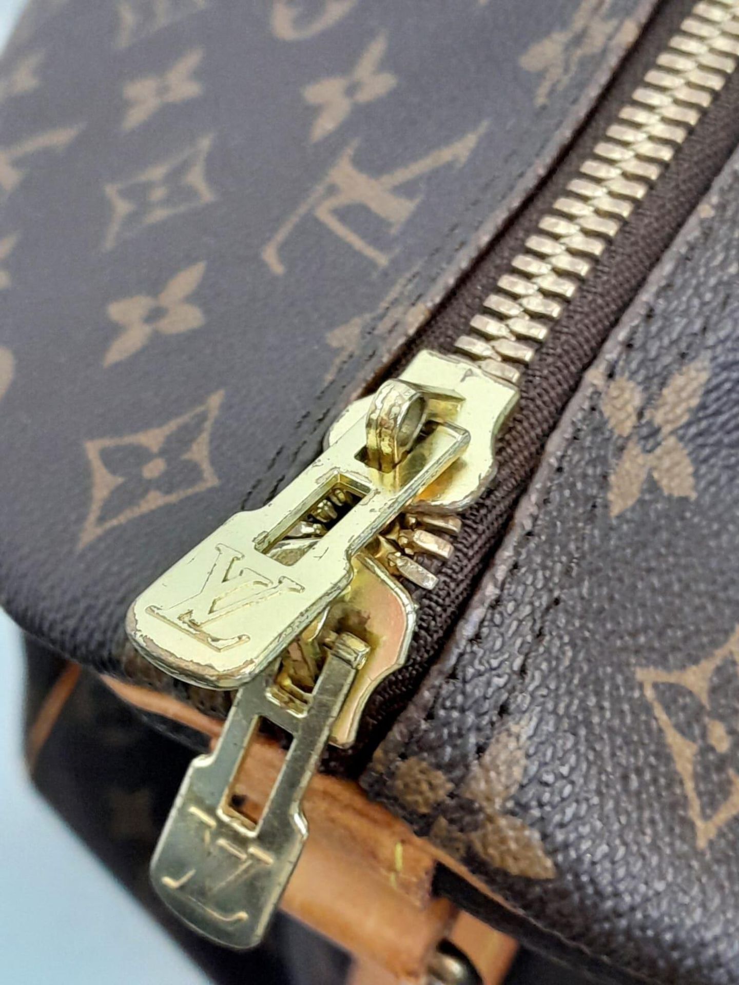 A Large Louis Vuitton Keepall Travel Bag. Monogram LV canvas exterior with cowhide leather handles - Bild 5 aus 8