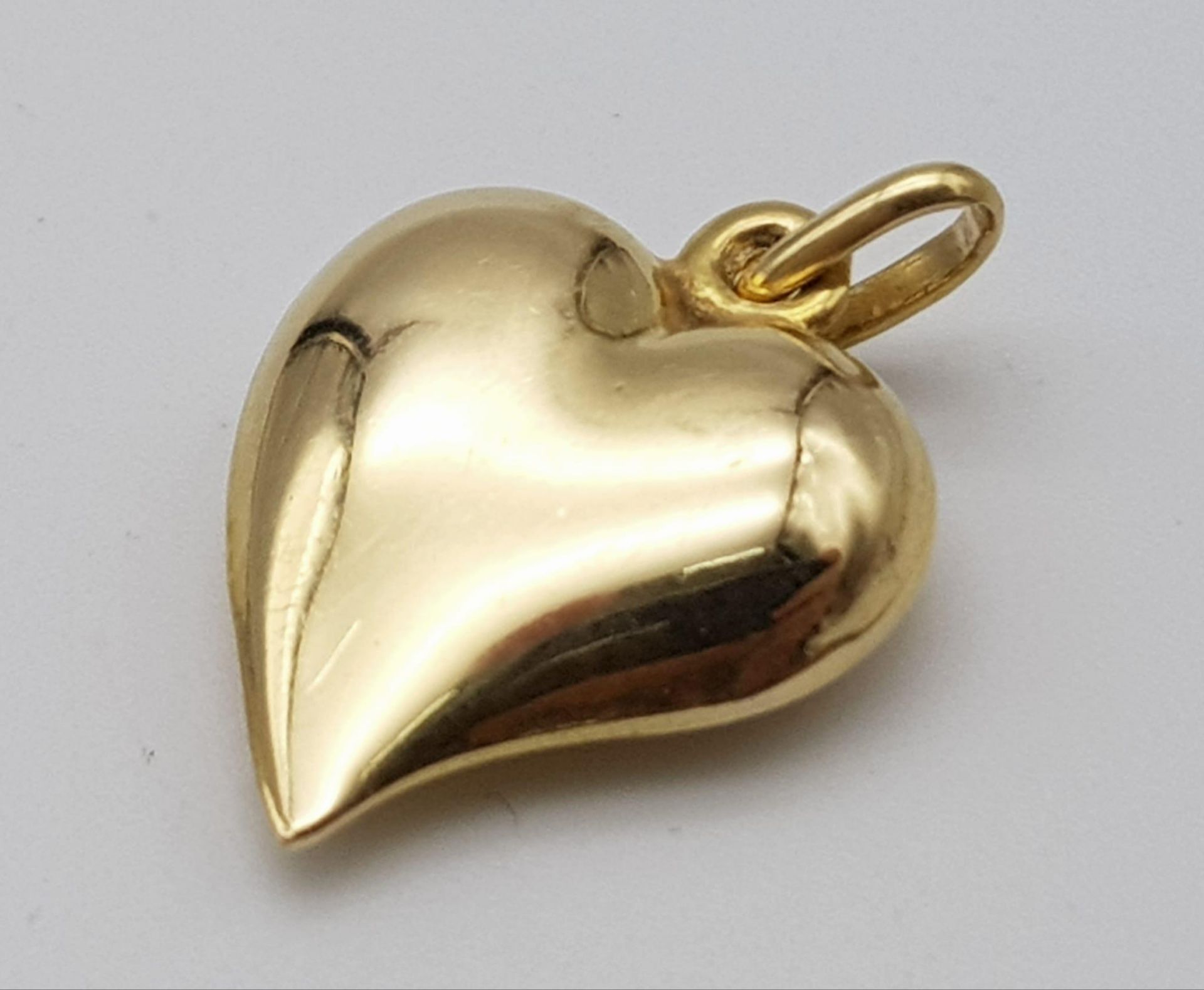 An 18K Yellow Gold Heart Pendant/Charm. 2.5cm. 2.75g weight.