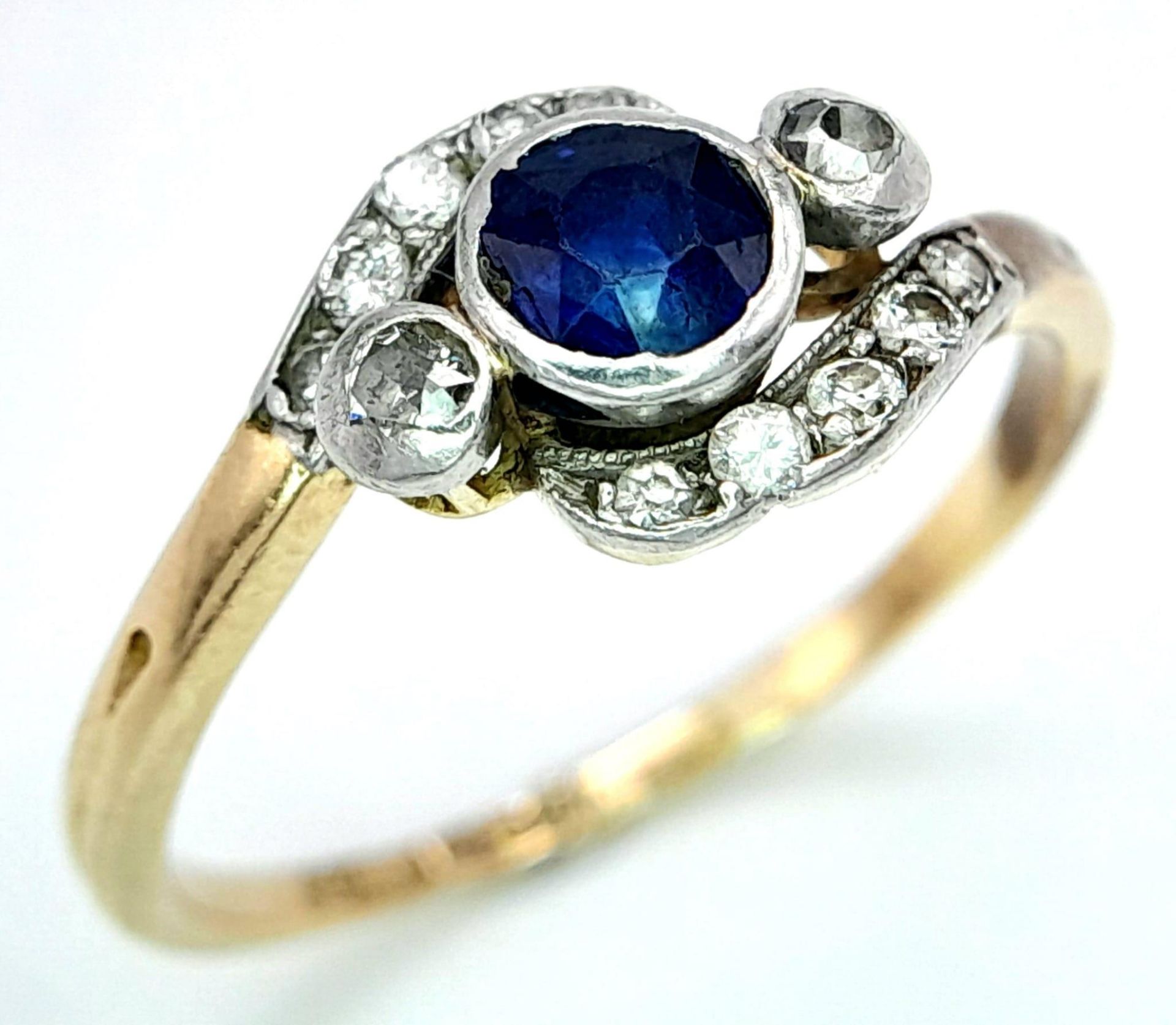 AN 18K YELLOW GOLD VINTAGE OLD CUT DIAMOND & SAPPHIRE RING. 2.5G. SIZE O. - Image 6 of 11