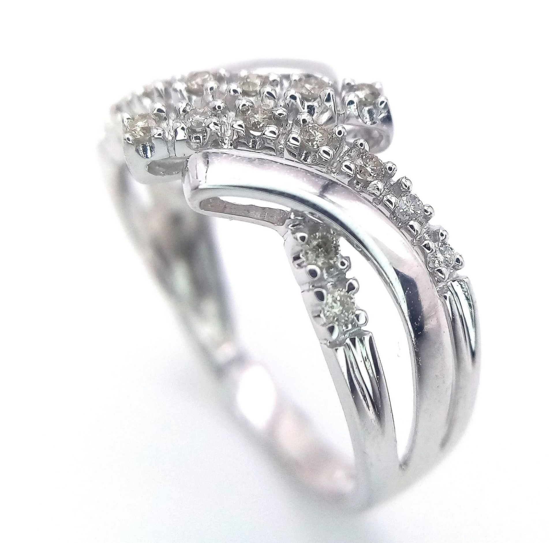 A FANCY 9K WHITE GOLD DIAMOND CROSSOVER RING, APPROX 0.15CT DIAMONDS, WEIGHT 2.6G SIZE Q - Bild 7 aus 12