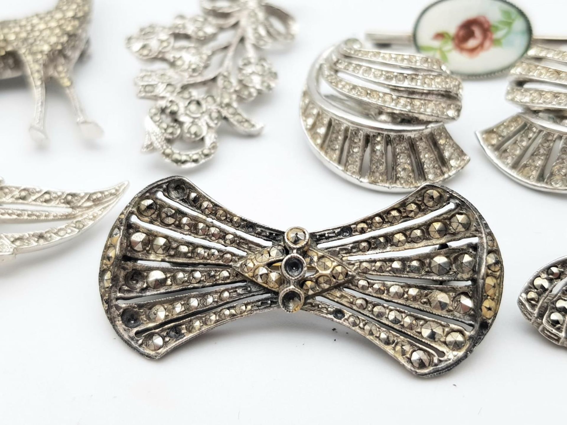 An Art Deco Style White Metal Jewellery Lot. Comprising of four pairs of earrings, and five - Bild 6 aus 14