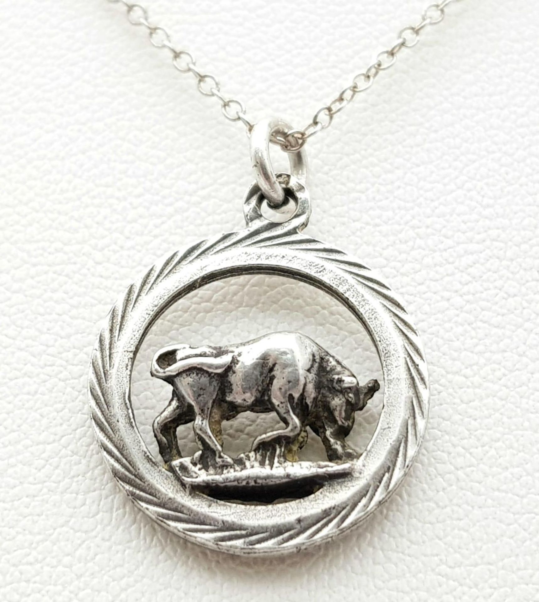 A vintage 925 silver bull pendant on silver belcher chain. Total weight 3.1G. Total length 42cm. - Bild 5 aus 8