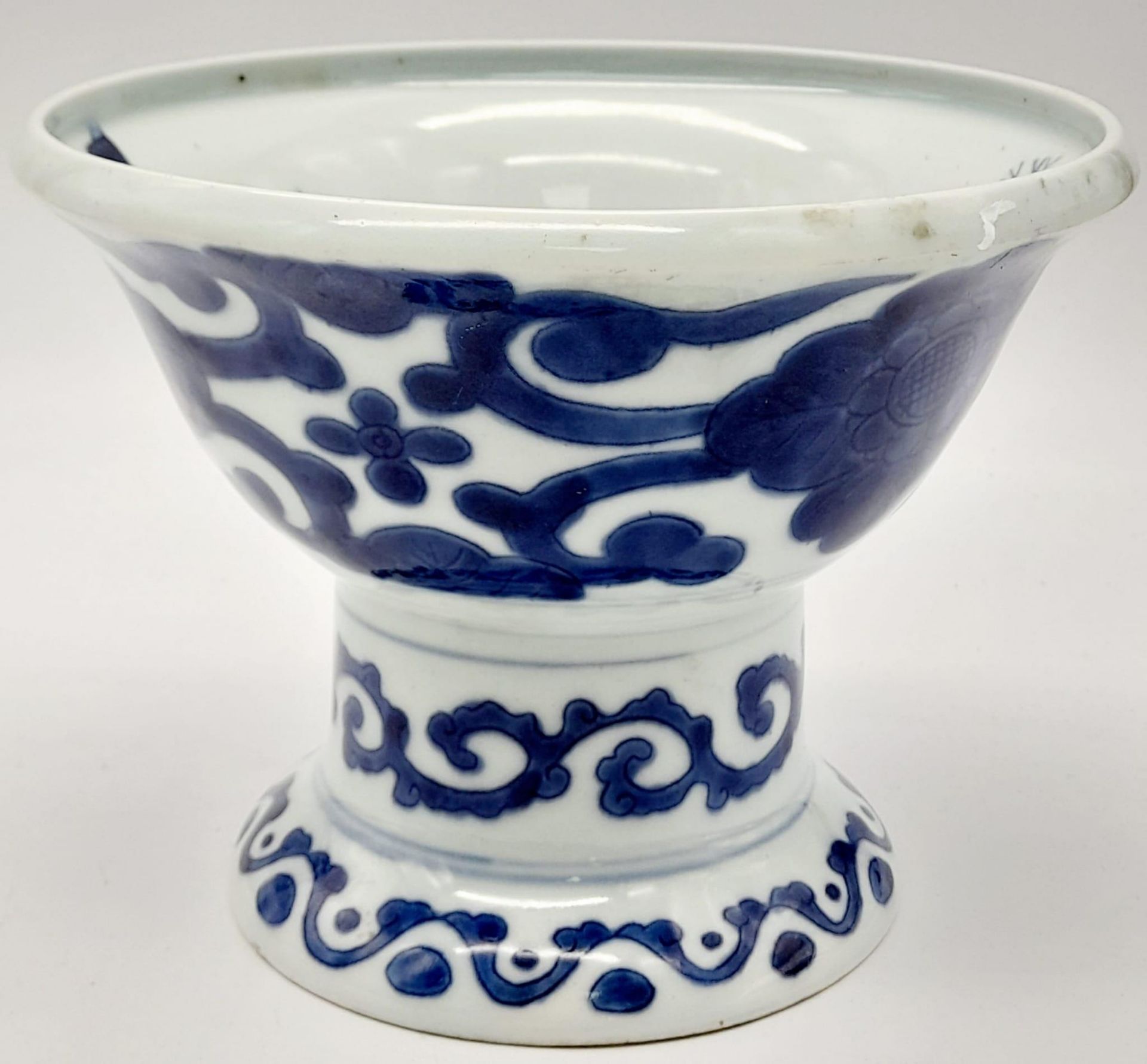 An Antique (Mid 19th century) Blue and White Large Tazza. Wonderful decoration depicting a large - Bild 6 aus 7