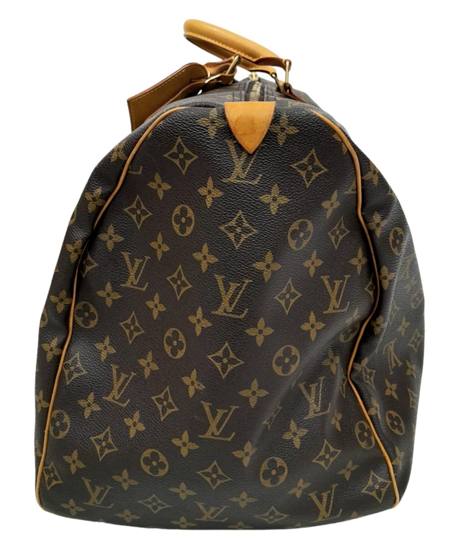 A Louis Vuitton Monogram Keepall 60 Travel Bag. Leather exterior with gold-toned hardware, two - Bild 3 aus 12