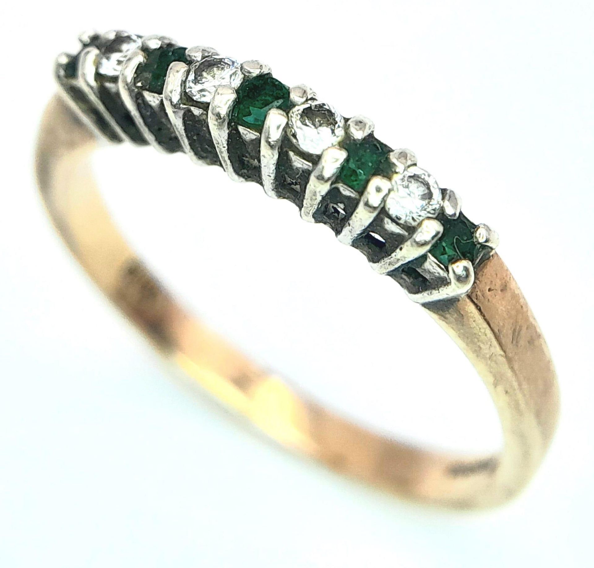 A 9K YELLOW GOLD DIAMOND & EMERALD RING - 0.12CT DIAMONDS. 2.4G. SIZE Q. - Image 2 of 6