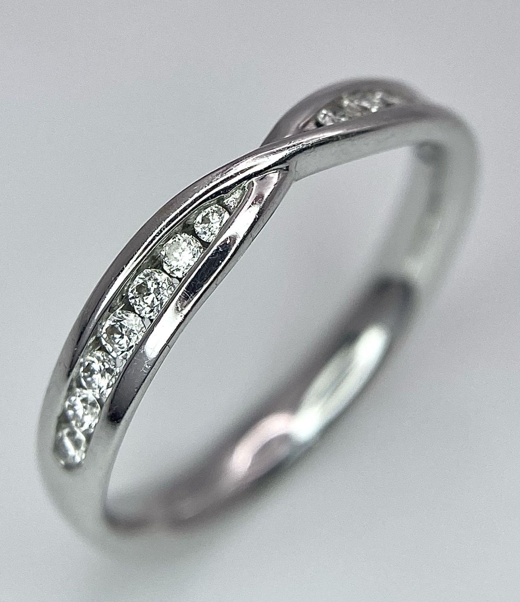 18K WHITE GOLD DIAMOND SET CROSSOVER RING - 0.20CTW. 2.9G. SIZE N. - Bild 5 aus 11