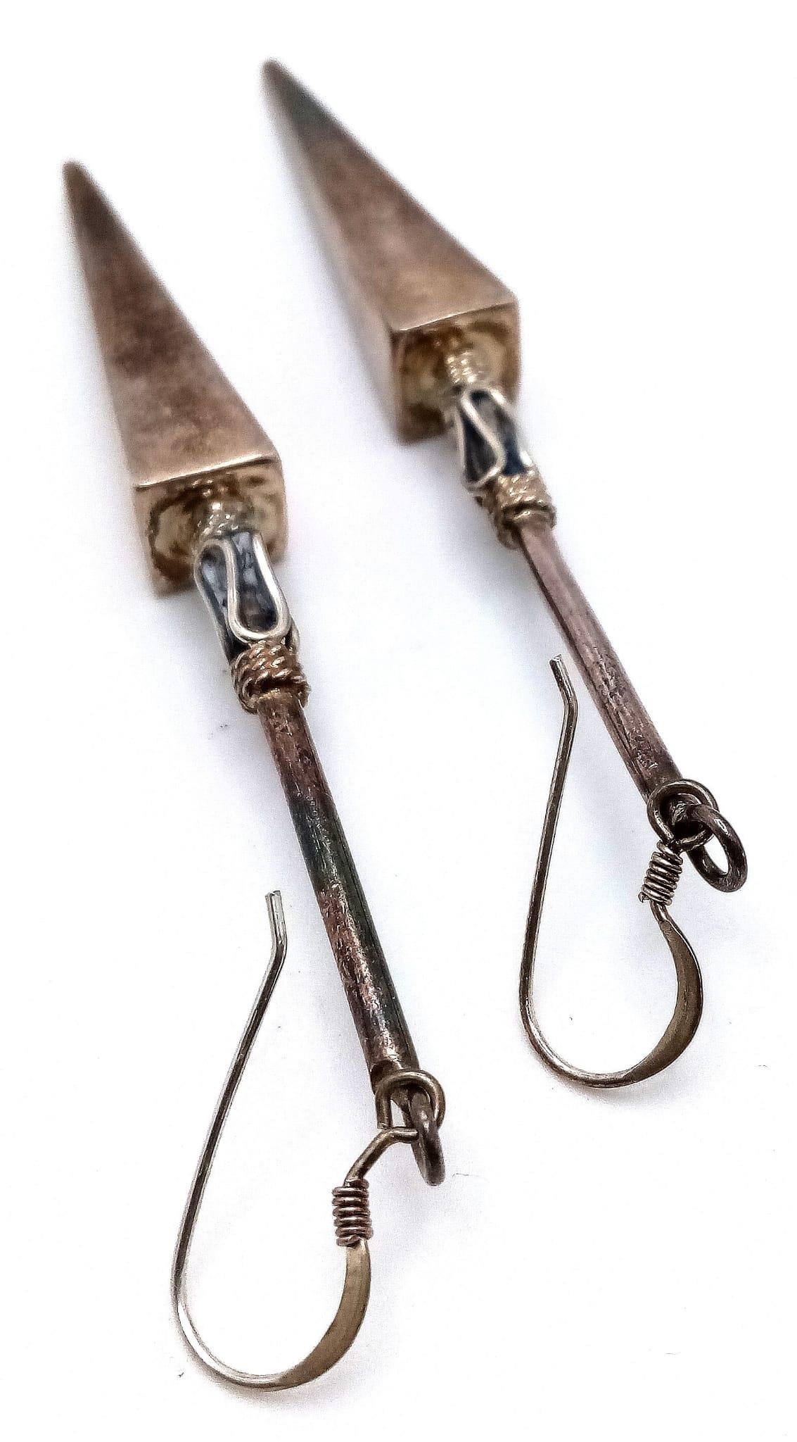 A pair of vintage 925 silver arrow head drop earrings. Total weight 10.3G. Drop: 8.5cm. - Image 2 of 7