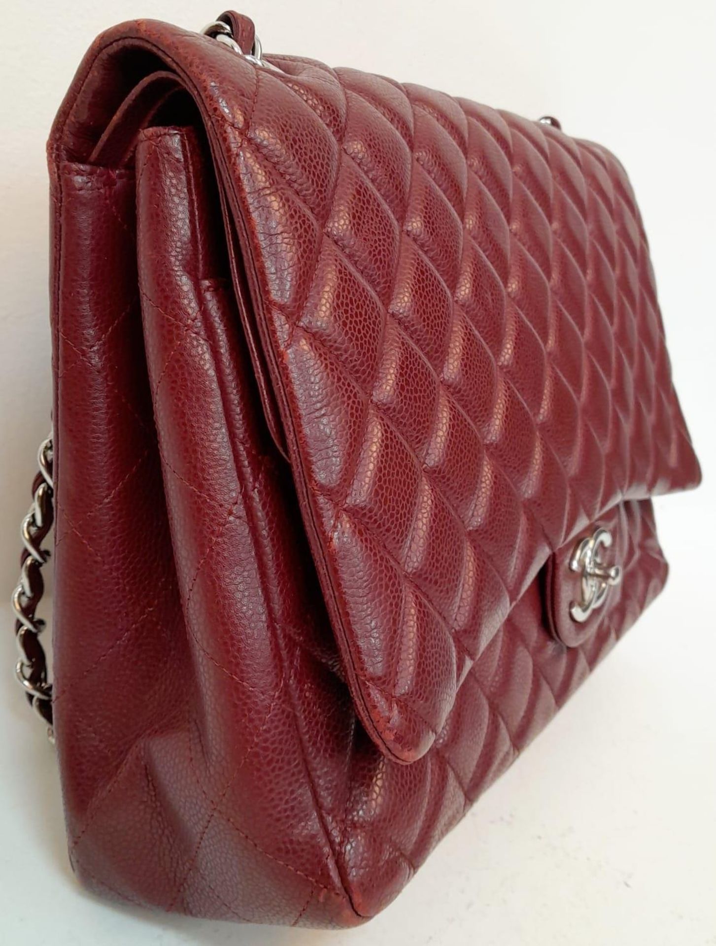 A Chanel Burgundy Jumbo Classic Double Flap Bag. Quilted leather exterior with silver-toned - Bild 8 aus 16