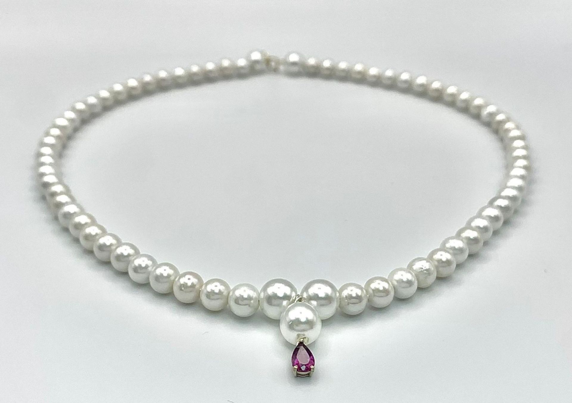 A faux pearl necklace with a 14 K yellow gold clasp and a small amethyst pendant. Length: 43 cm, - Image 3 of 7