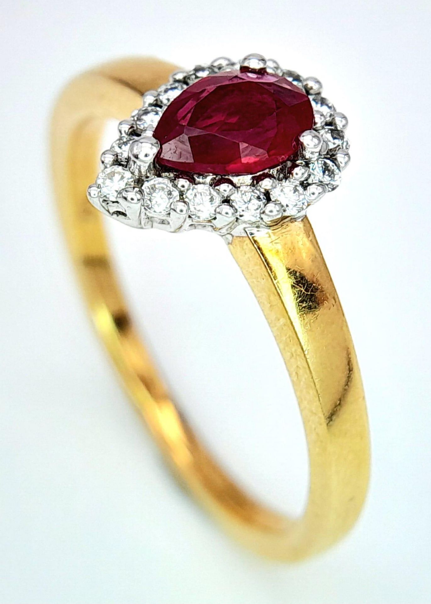 AN 18K YELLOW GOLD DIAMOND & RUBY PEAR SHAPE RING. 0.50CT PEAR SHAPED RUBY WITH DIAMOND SURROUND. - Image 2 of 6