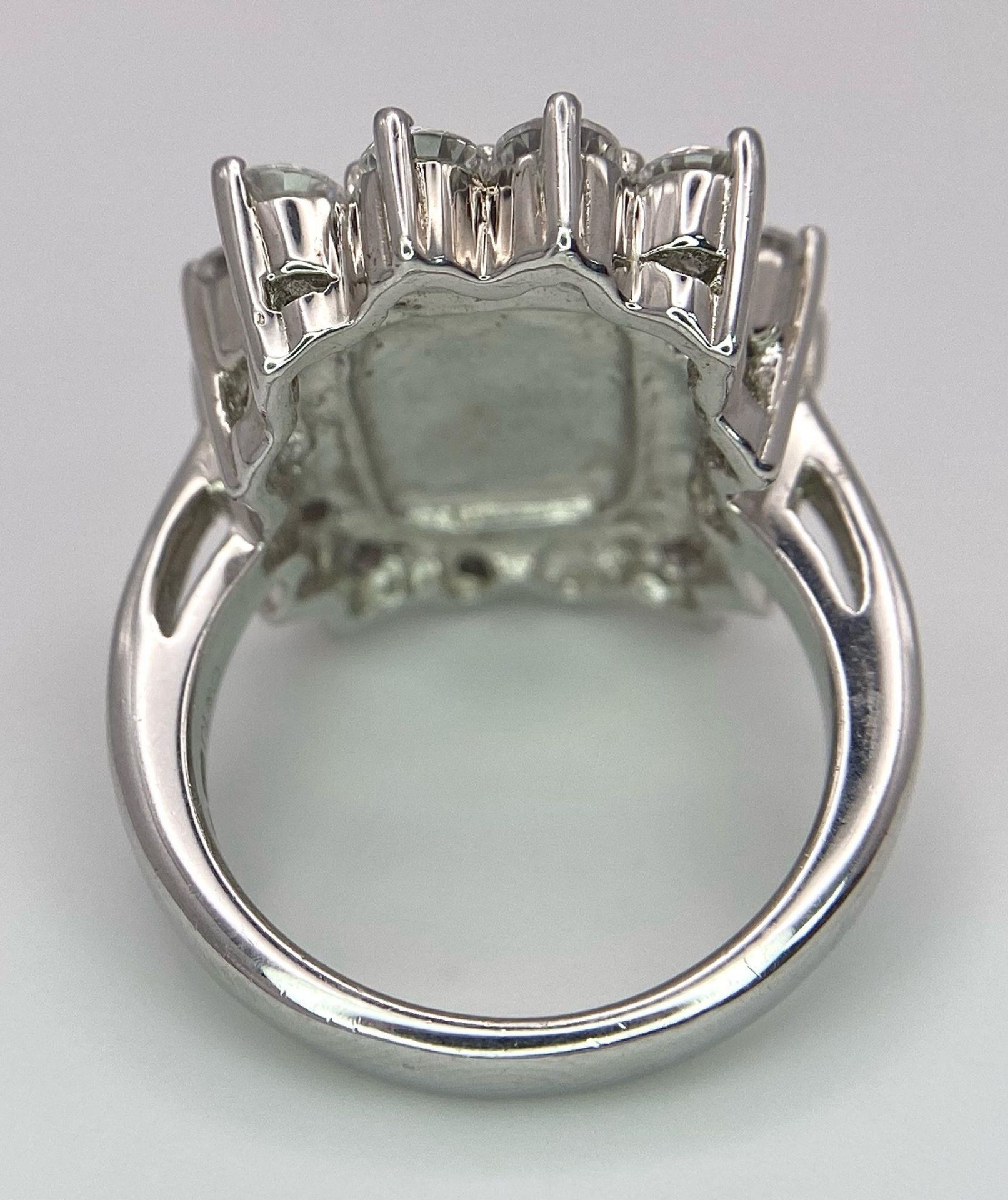 A Sterling Silver Stone Set Cocktail Ring. Size N, 13g total weight. Ref: 8306 - Image 5 of 6