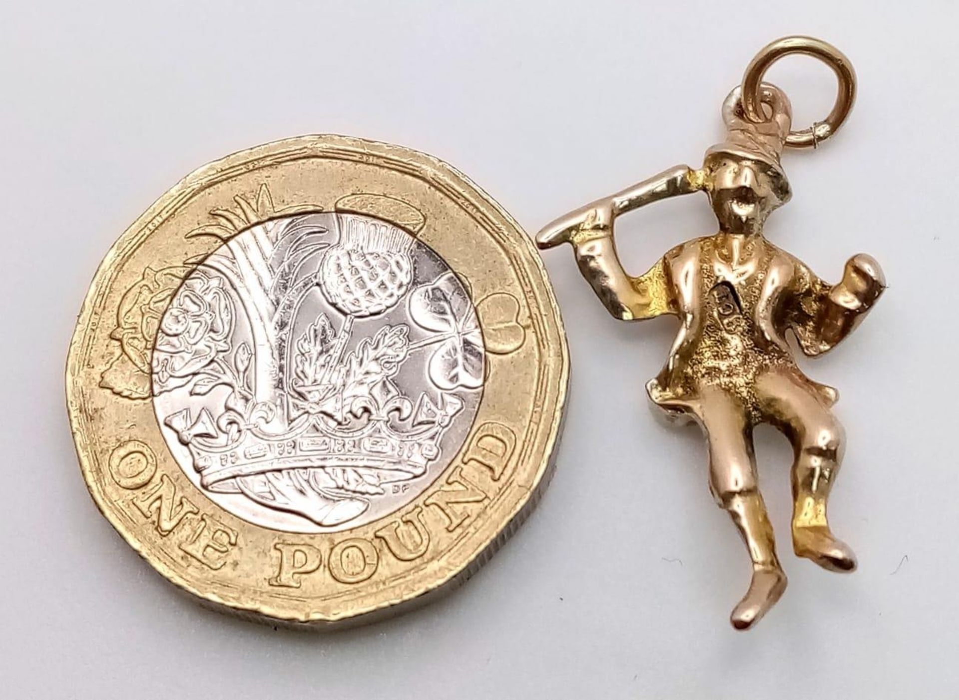 A Vintage 9K Yellow Gold Machete Dancing Fool Pendant/Charm. 3cm. 2.5g weight. - Bild 4 aus 6