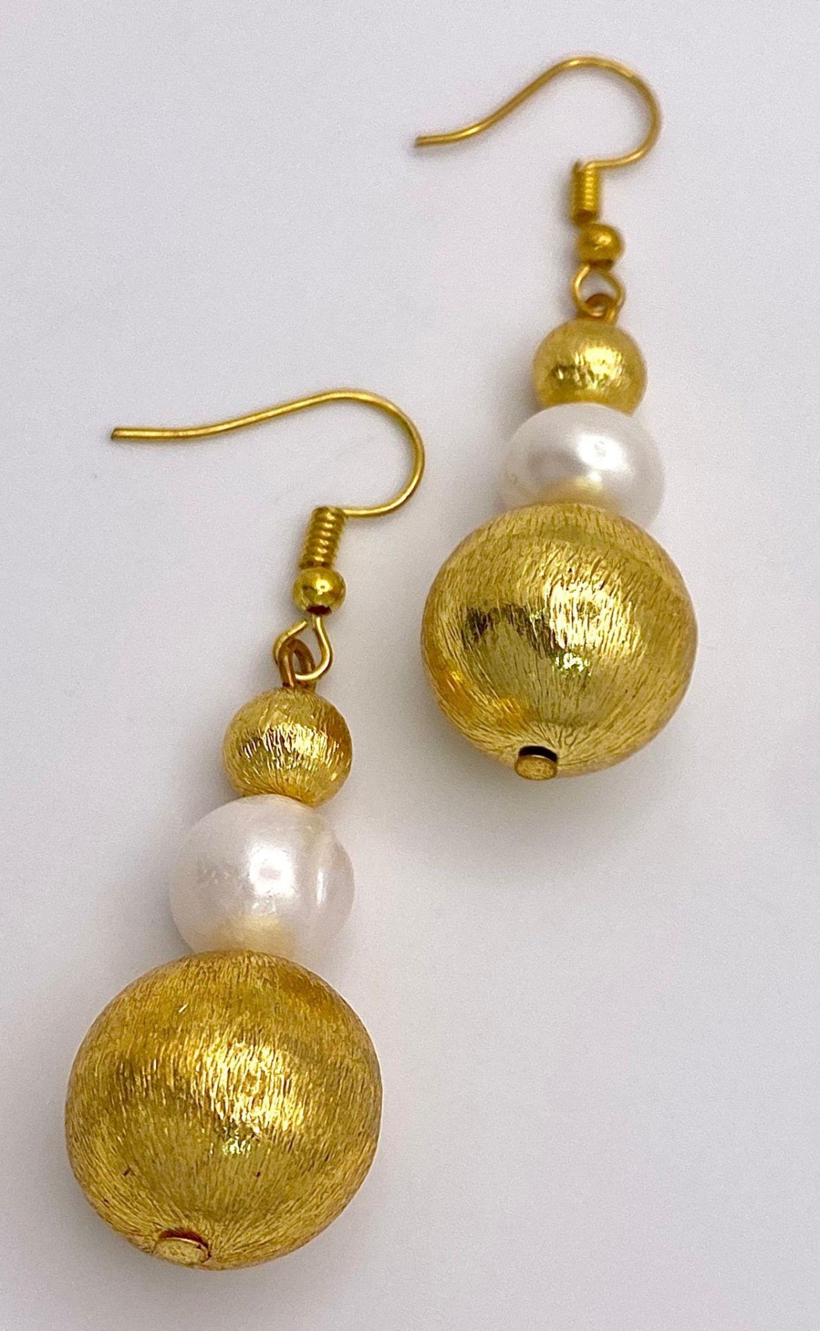 A classy, fresh water cultured white pearl necklace and earrings set, with gold plated parts and - Image 3 of 3