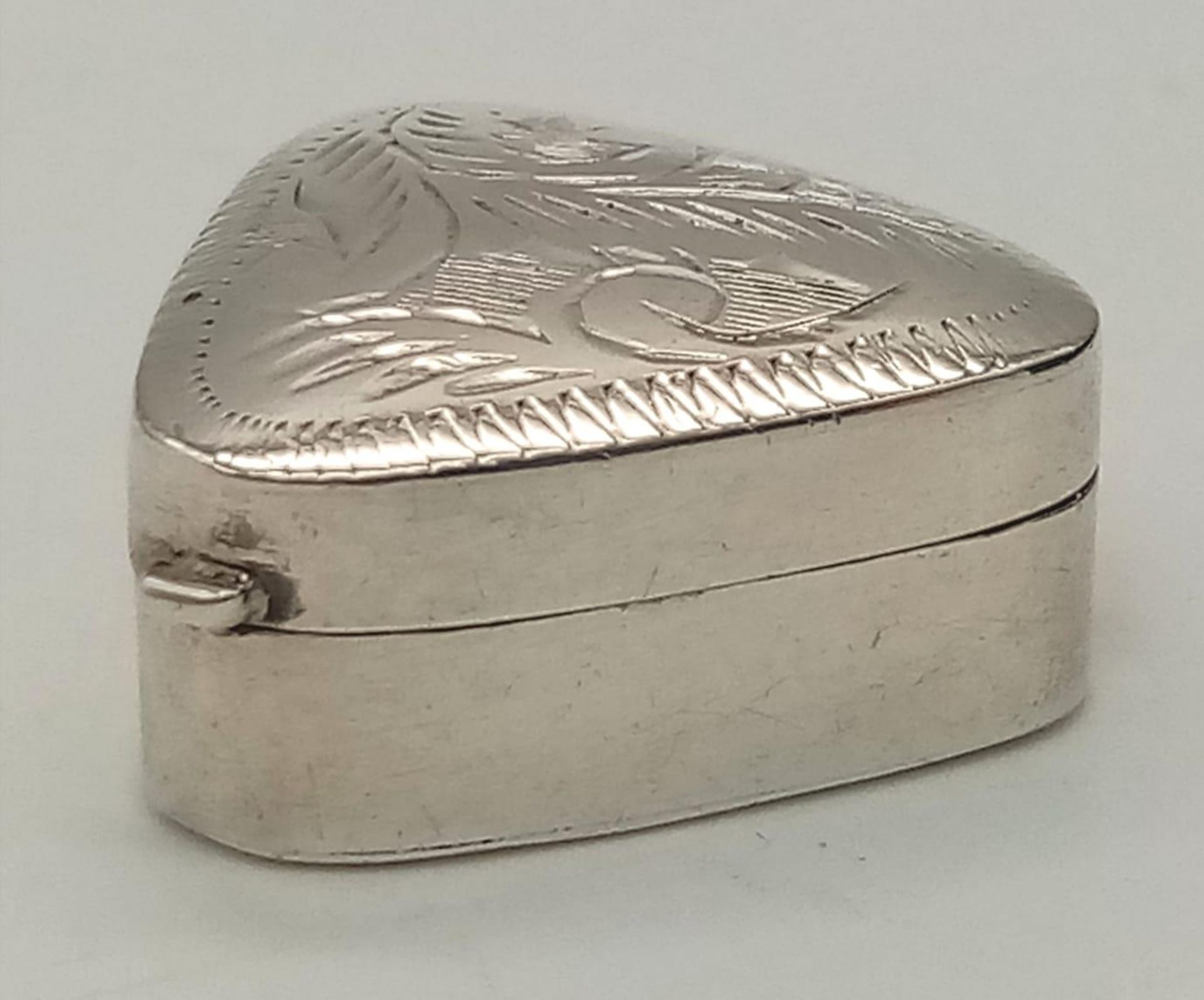 A TRIANGULAR STERLING SILVER TRINKLET BOX/PILL BOX, NICELY ENGRAVED ON TOP, WEIGHT 7.1G - Bild 2 aus 12