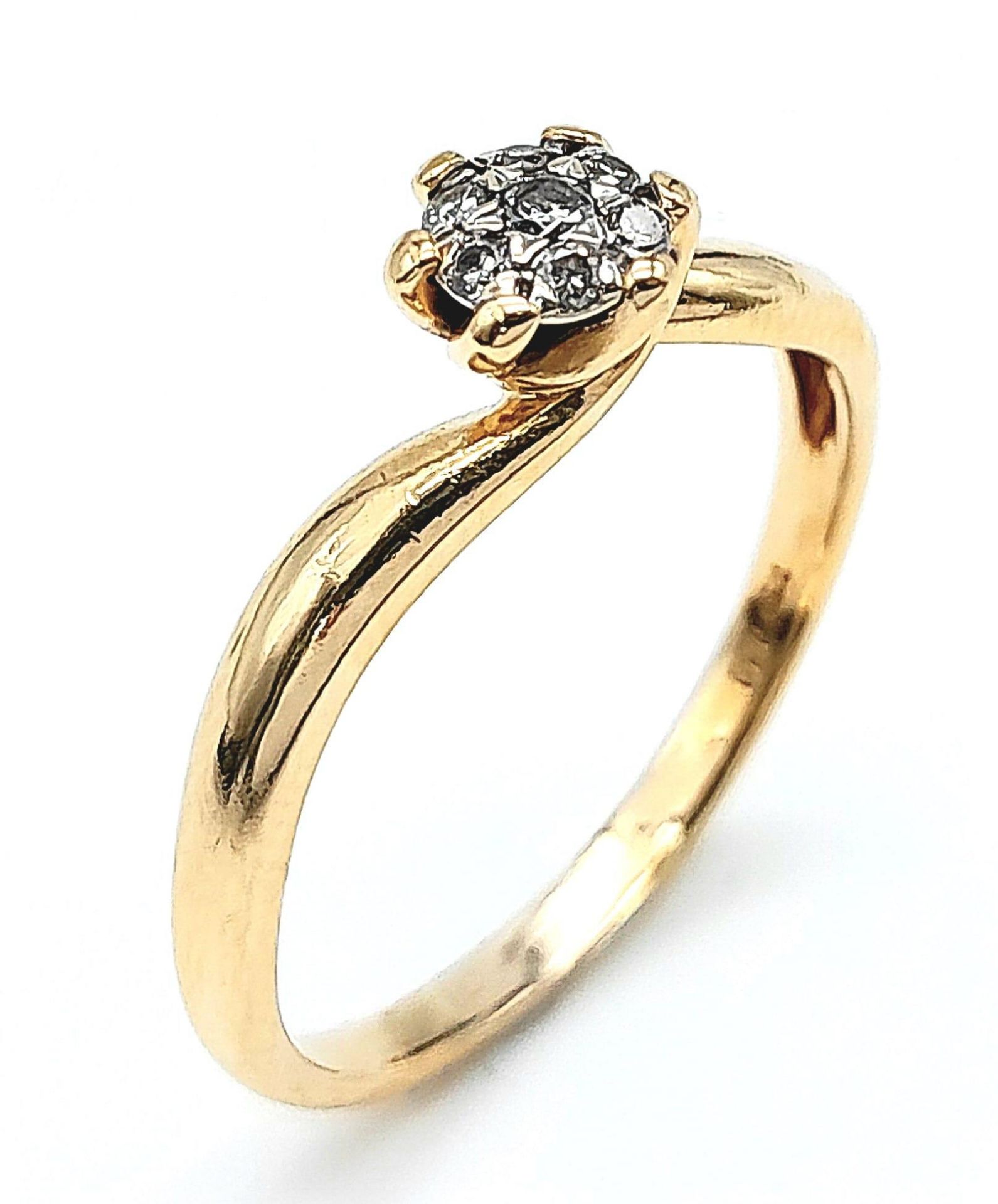 An 18K Yellow Gold Diamond Cluster Ring. Size O, 2.7g total weight. Ref:8456 - Image 7 of 11