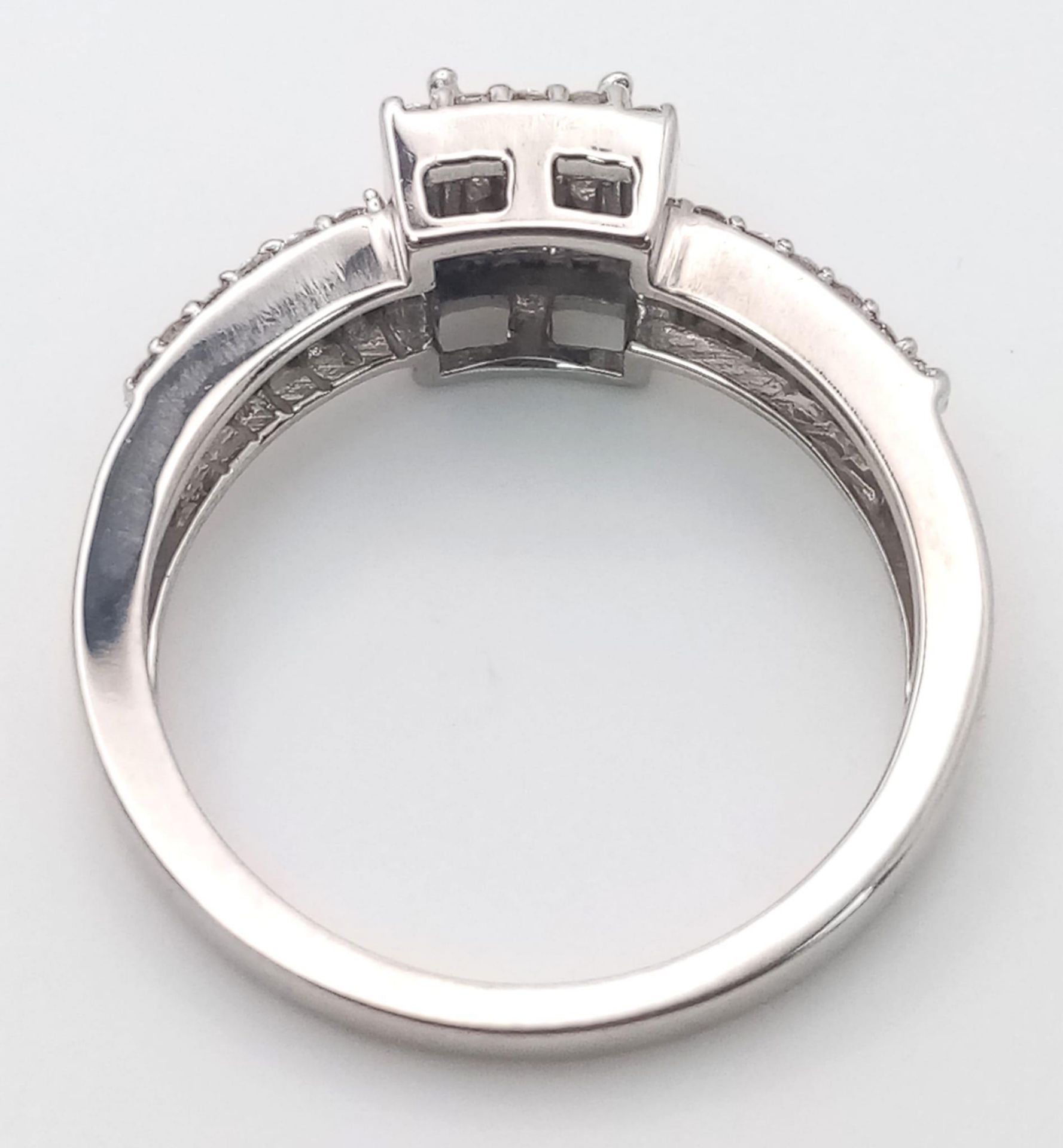 An 18K White Gold Diamond Ring. 0.33ctw, size L, 2.8g total weight. Ref: 8002 - Bild 3 aus 4