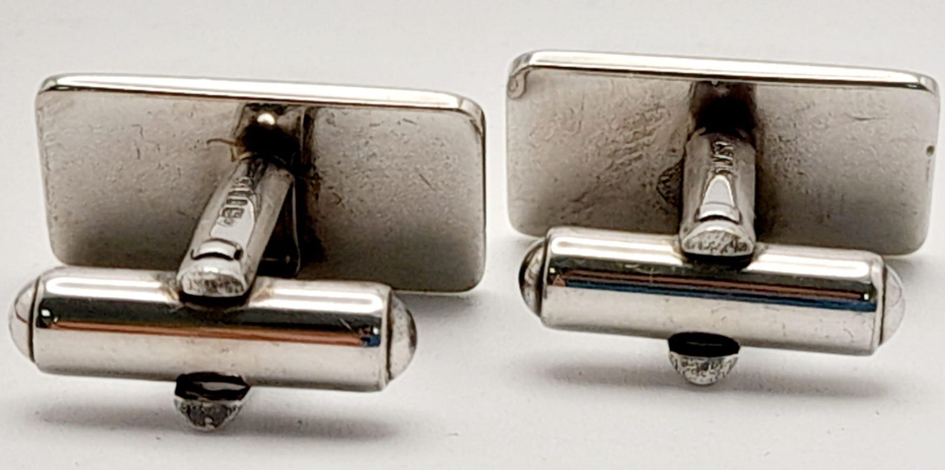 A Pair of Hallmarked 1985 Sterling Silver Cufflinks by Dunhill in their original presentation box. - Bild 9 aus 13