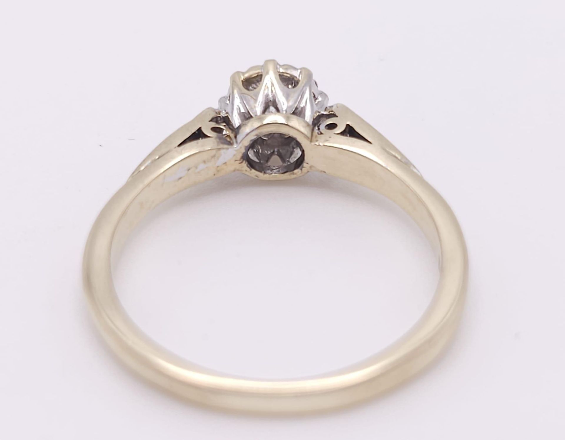 9K YELLOW GOLD SOLITAIRE DIAMOND RING, WITH FURTHER DECORATING DIAMONDS ON SHOULDERS, WEIGHT 2.2G - Bild 8 aus 14