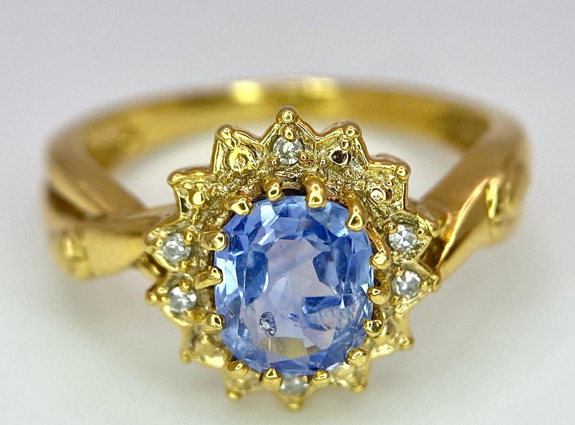 An 18K Yellow Gold Diamond and Sapphire Ring. Central oval sapphire with a diamond surround. Size O. - Bild 5 aus 7