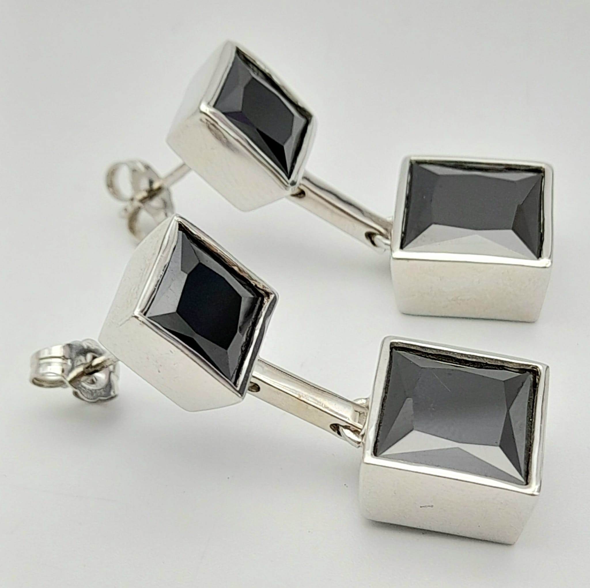 A MODERNIST DESIGNED PAIR OF STERLING SILVER STONE SET DROP EARRINGS, WEIGHT 14.4G - Image 4 of 12