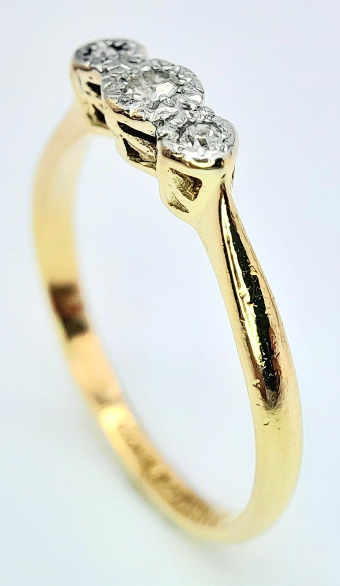 AN 18K YELLOW GOLD & PLATINUM VINTAGE 3 STONE DIAMOND RING. 2.3G. SIZE P - Image 4 of 6