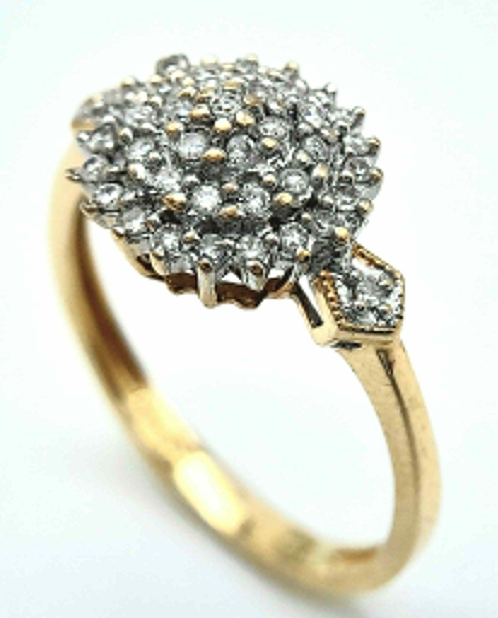 A 9K YELLOW GOLD DIAMOND SET CLUSTER RING. 0.25CTW. 2.2G. SIZE Q. - Image 3 of 6