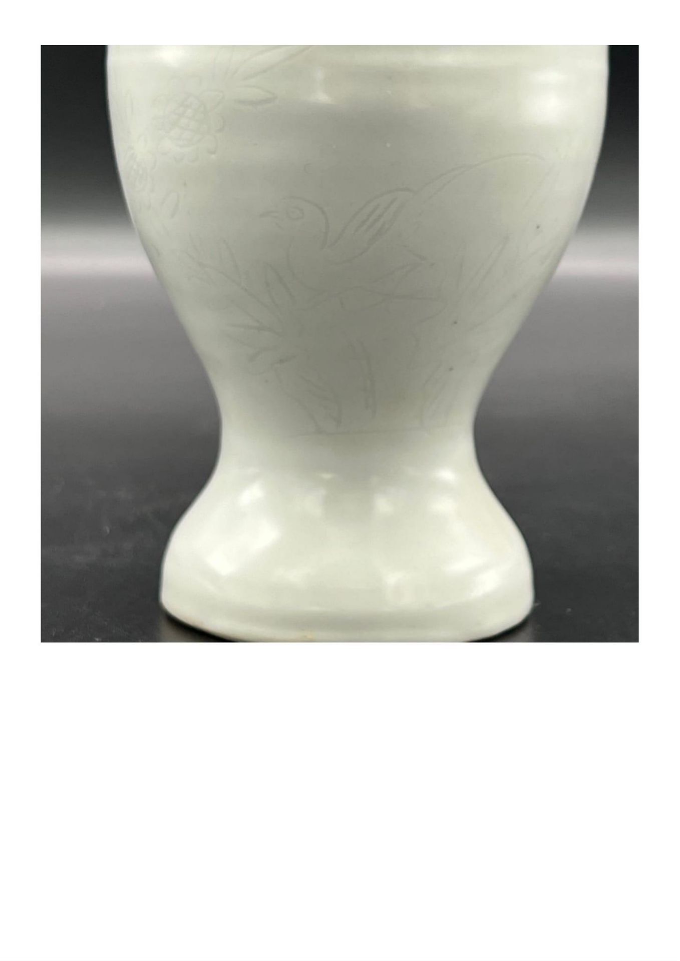 A “sweet white” glazed two-handled vase with flower and bird pattern, Late Ming Dynasty. Minor - Bild 4 aus 9