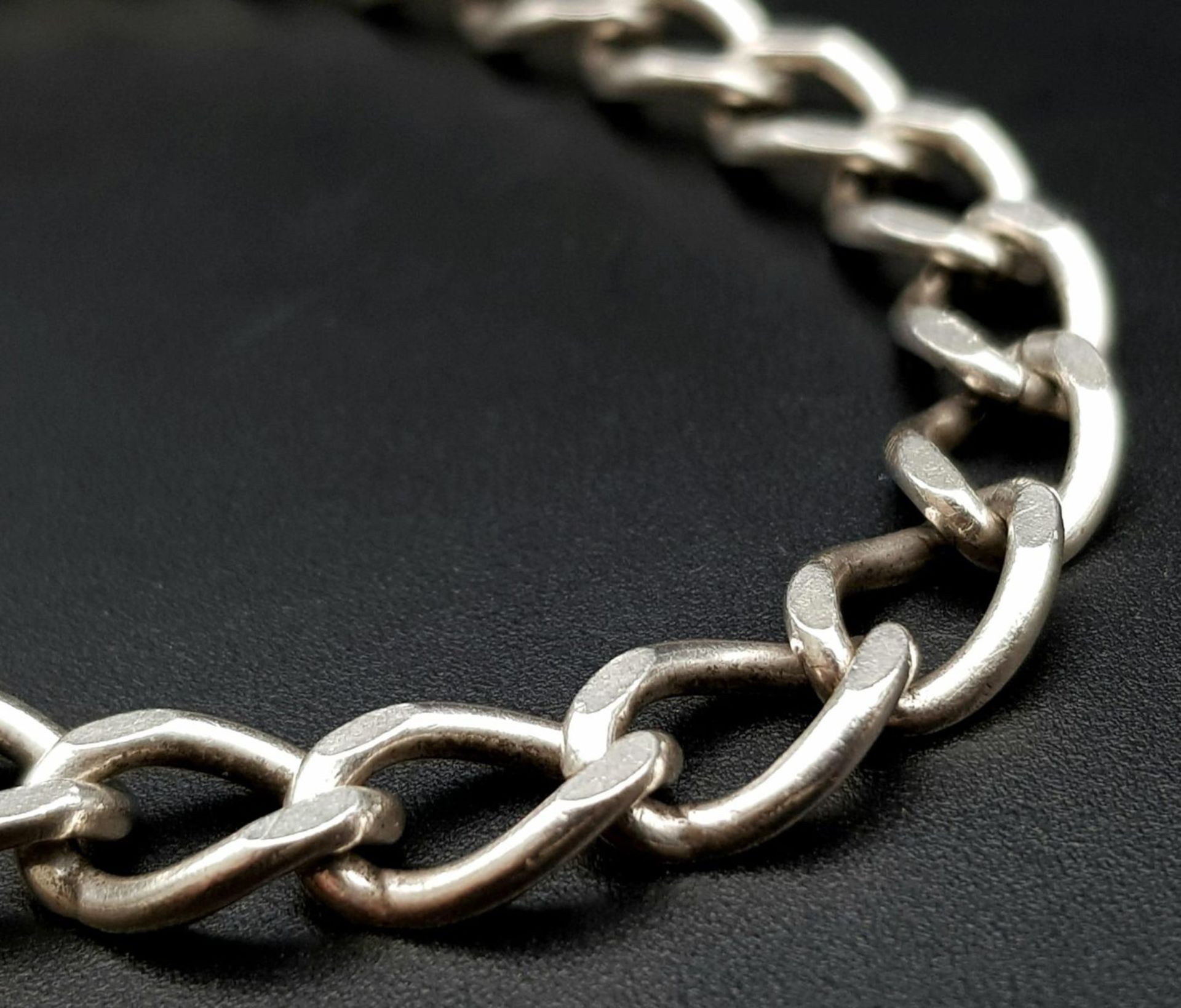 A vintage sterling silver curb bracelet with heart locket. Full London hallmarks, 1975. Total weight - Image 5 of 10