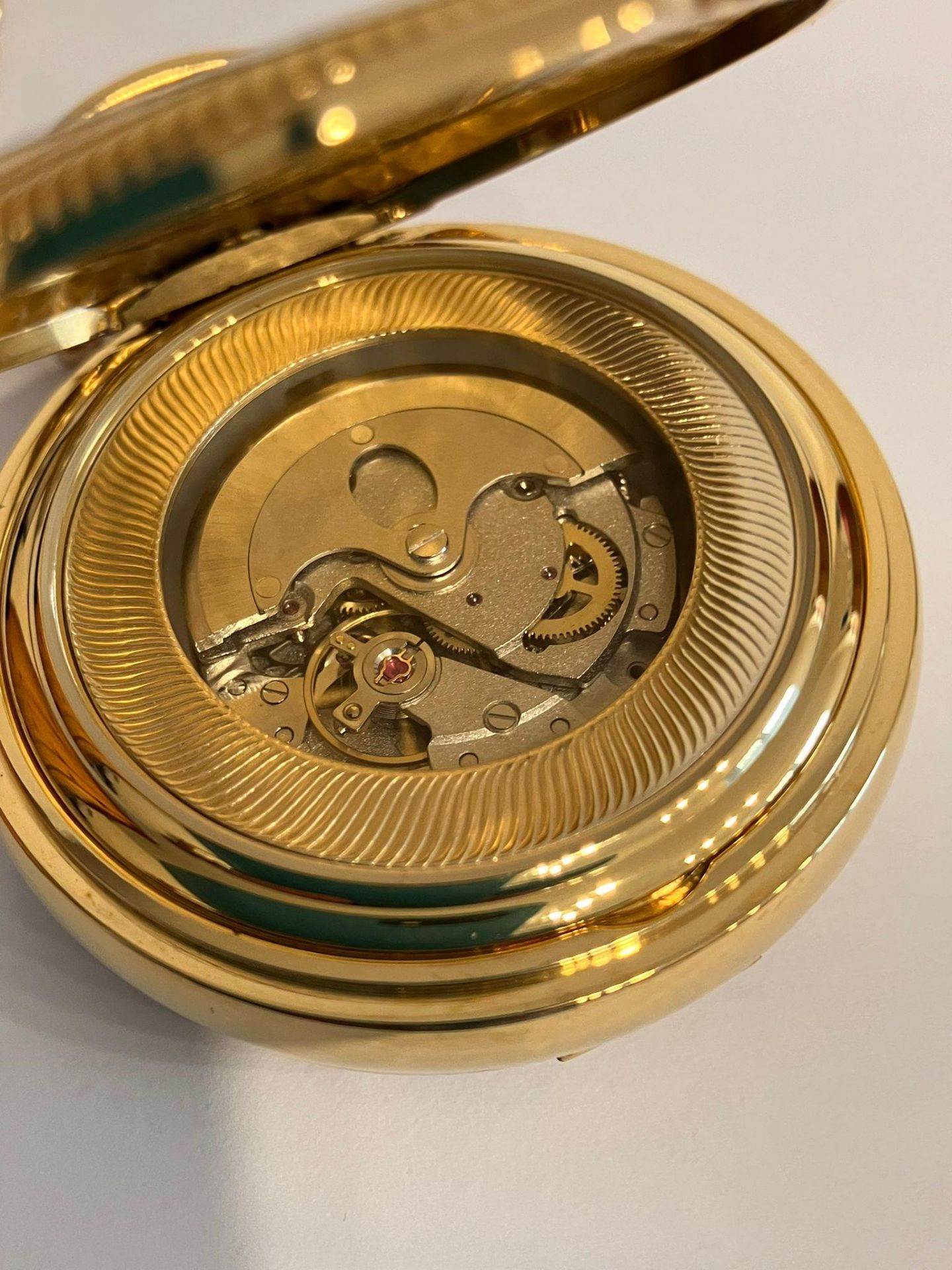 Gentlemans ROTARY GOLD PLATED FULL HUNTER POCKET WATCH & CHAIN. Hand wind/automatic. Gold plated - Image 7 of 14