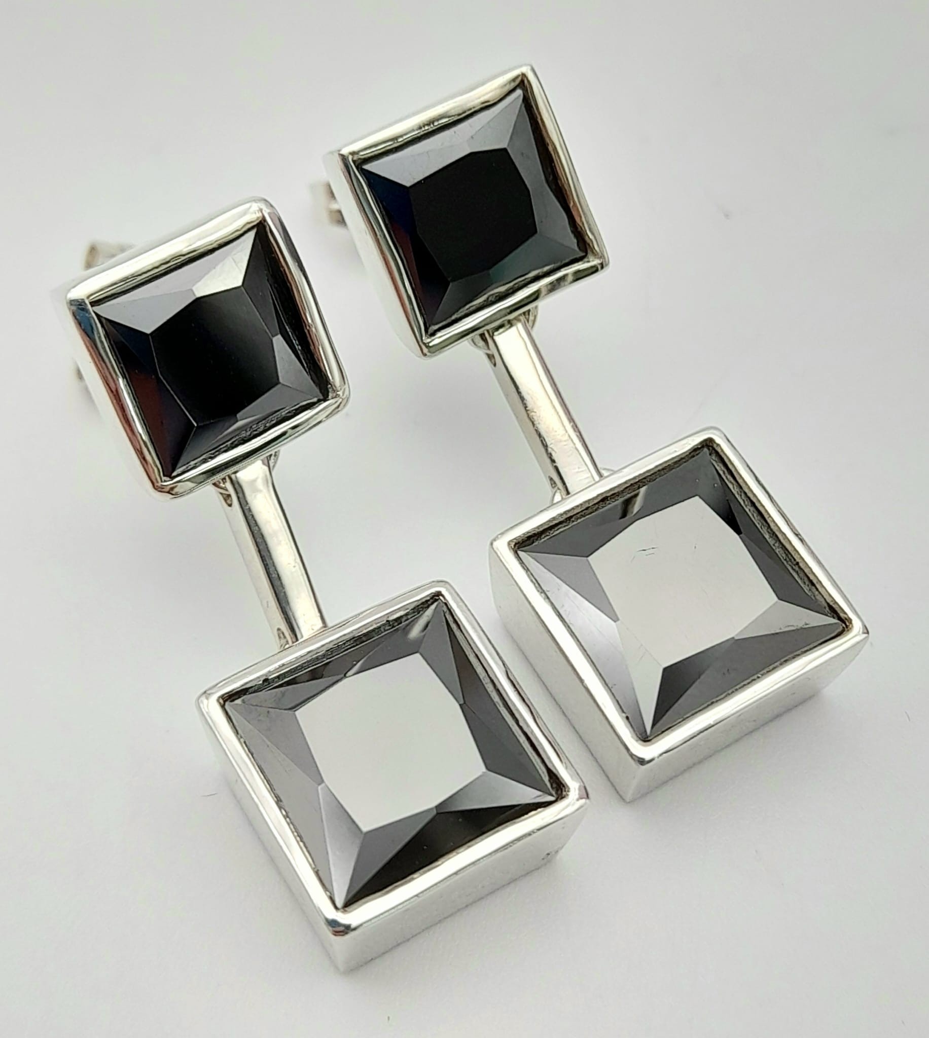 A MODERNIST DESIGNED PAIR OF STERLING SILVER STONE SET DROP EARRINGS, WEIGHT 14.4G - Image 2 of 12