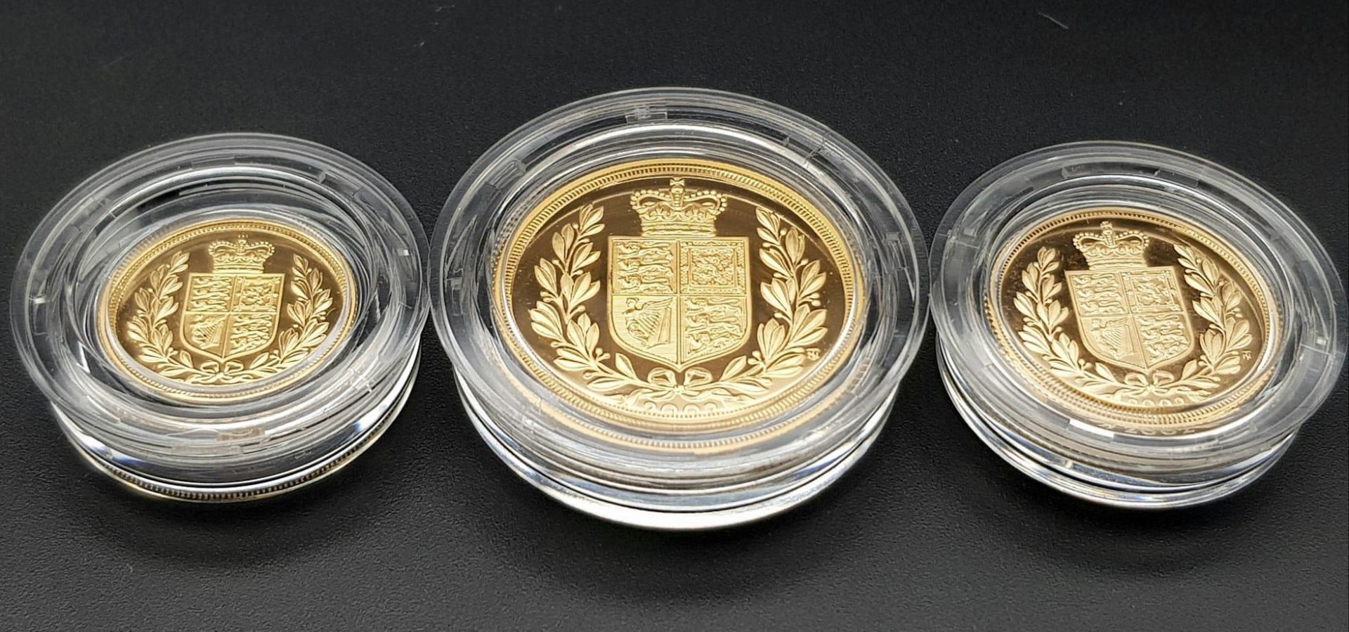 A Royal Mint 2002 Three Sovereign 22K Gold Proof Coin Set. This set features a double sovereign, - Bild 2 aus 7