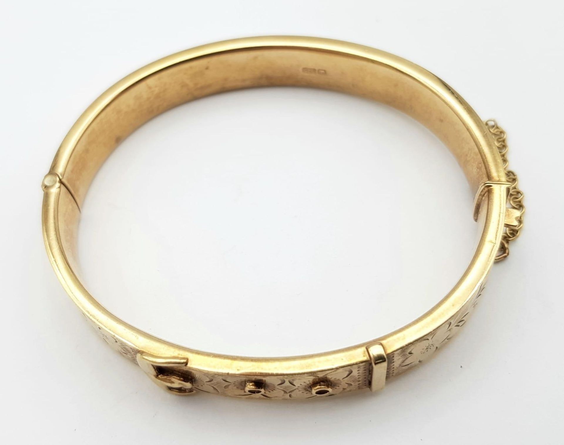 A Vintage 9K Yellow Gold Bangle. Belt buckle design. Clip open function. 6cm inner diameter. 15.7g - Bild 3 aus 6