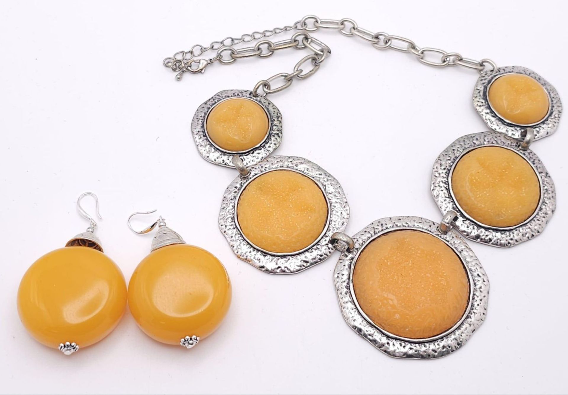 An Egg Yolk Amber Resin Necklace and Earrings Set. 46cm necklace. earrings - 5cm. - Bild 2 aus 13