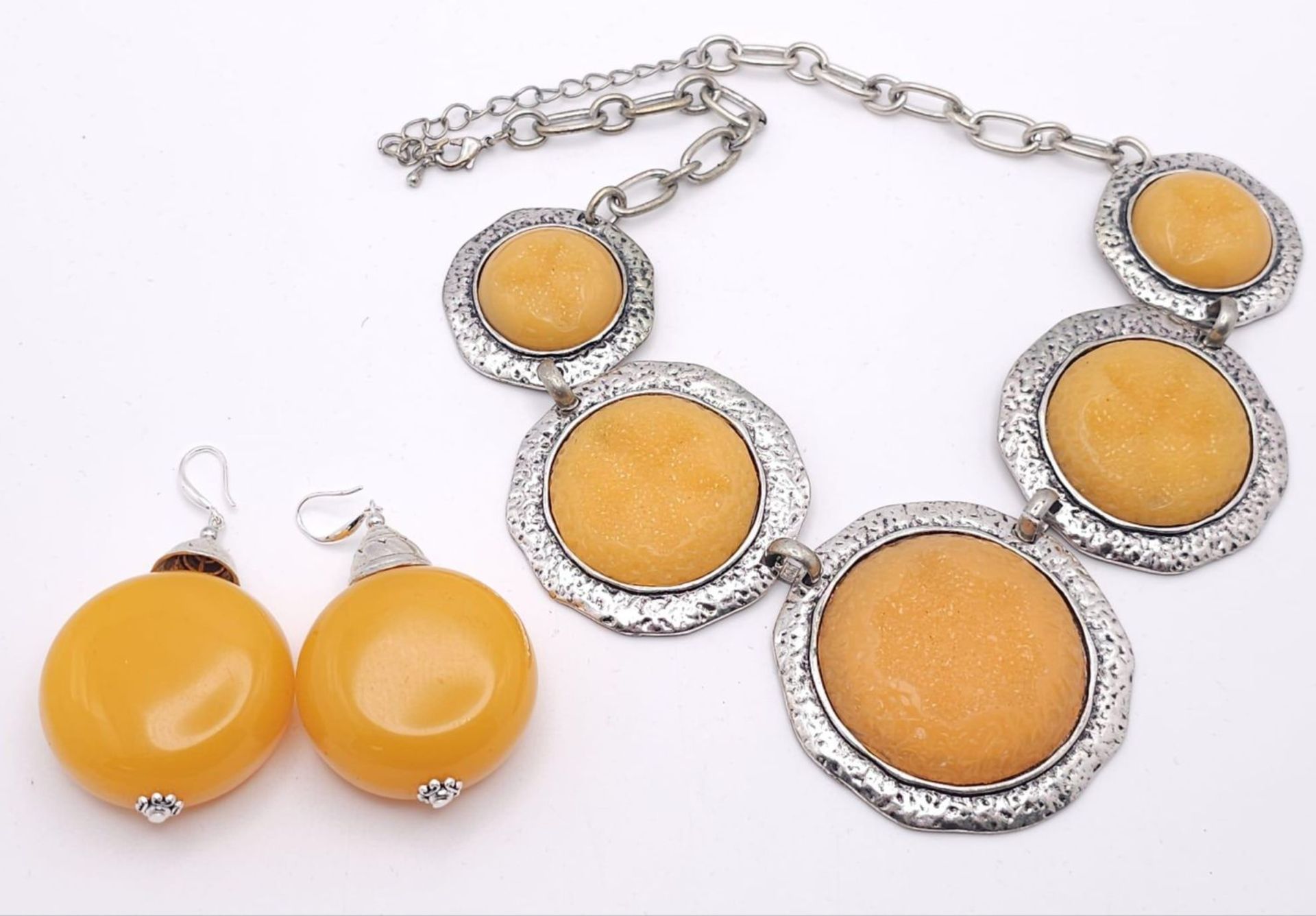 An Egg Yolk Amber Resin Necklace and Earrings Set. 46cm necklace. earrings - 5cm. - Image 2 of 13