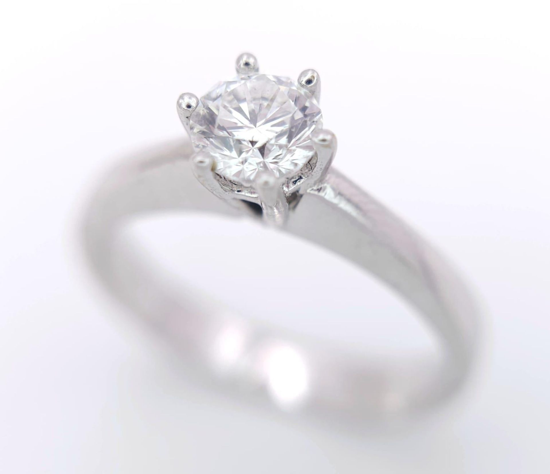 AN 18K WHITE GOLD DIAMOND SOLITAIRE RING - 0.50CT. 6 CLAW SETTING. 3.9G. SIZE N - Bild 2 aus 7