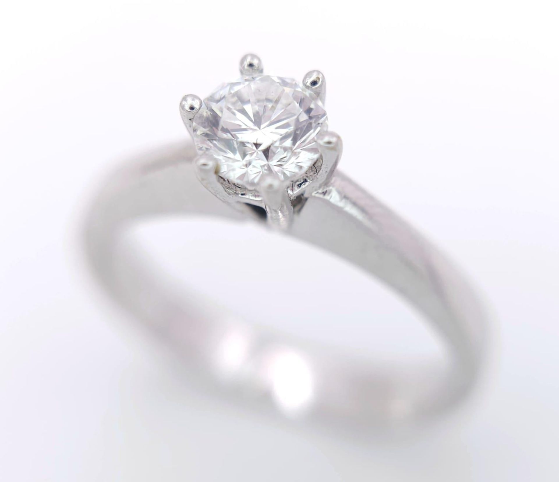 AN 18K WHITE GOLD DIAMOND SOLITAIRE RING - 0.50CT. 6 CLAW SETTING. 3.9G. SIZE N - Image 2 of 7