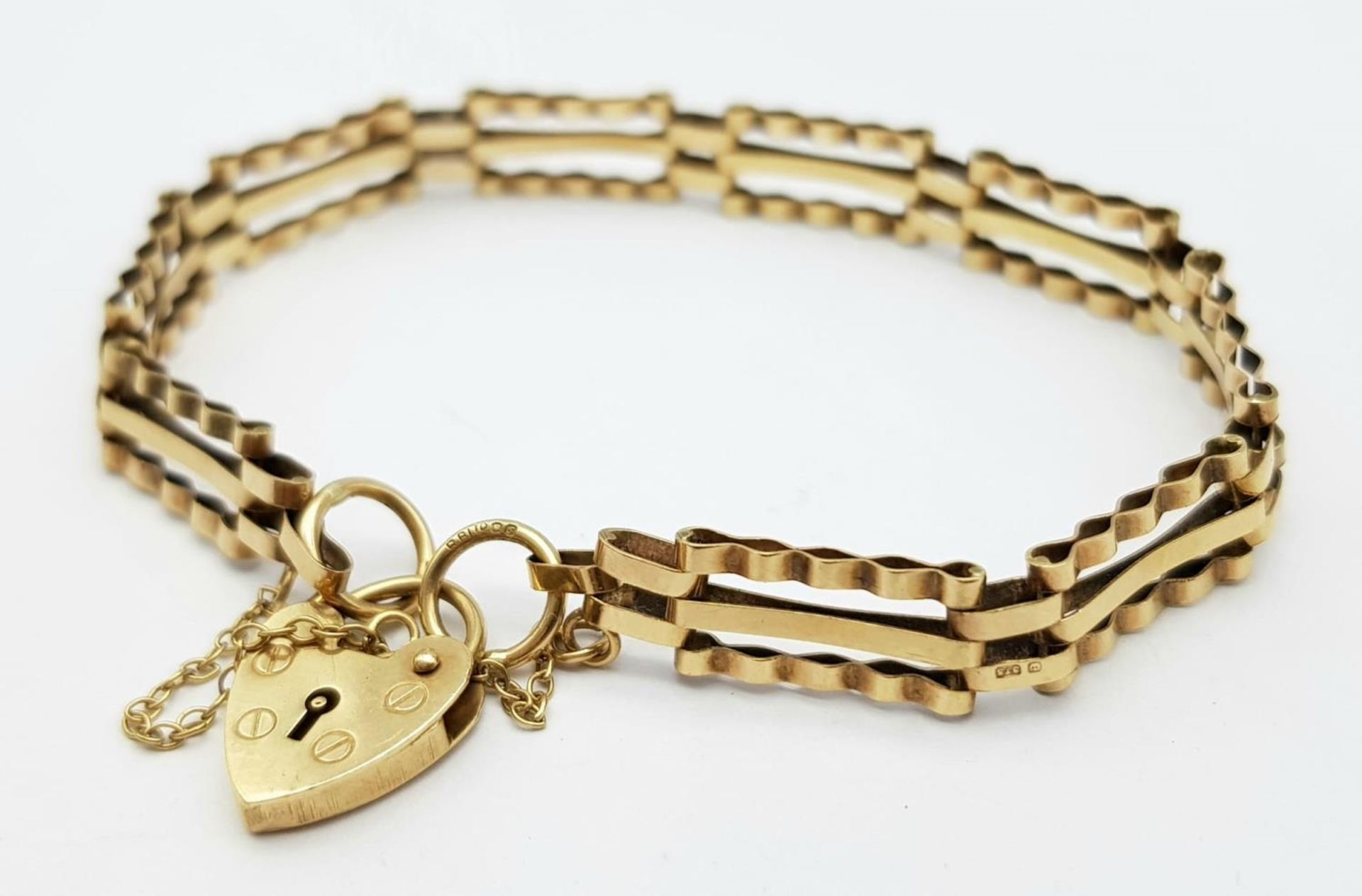 A 9K Yellow Gold Gate Bracelet with Heart Clasp. 17cm. 5.65g weight.