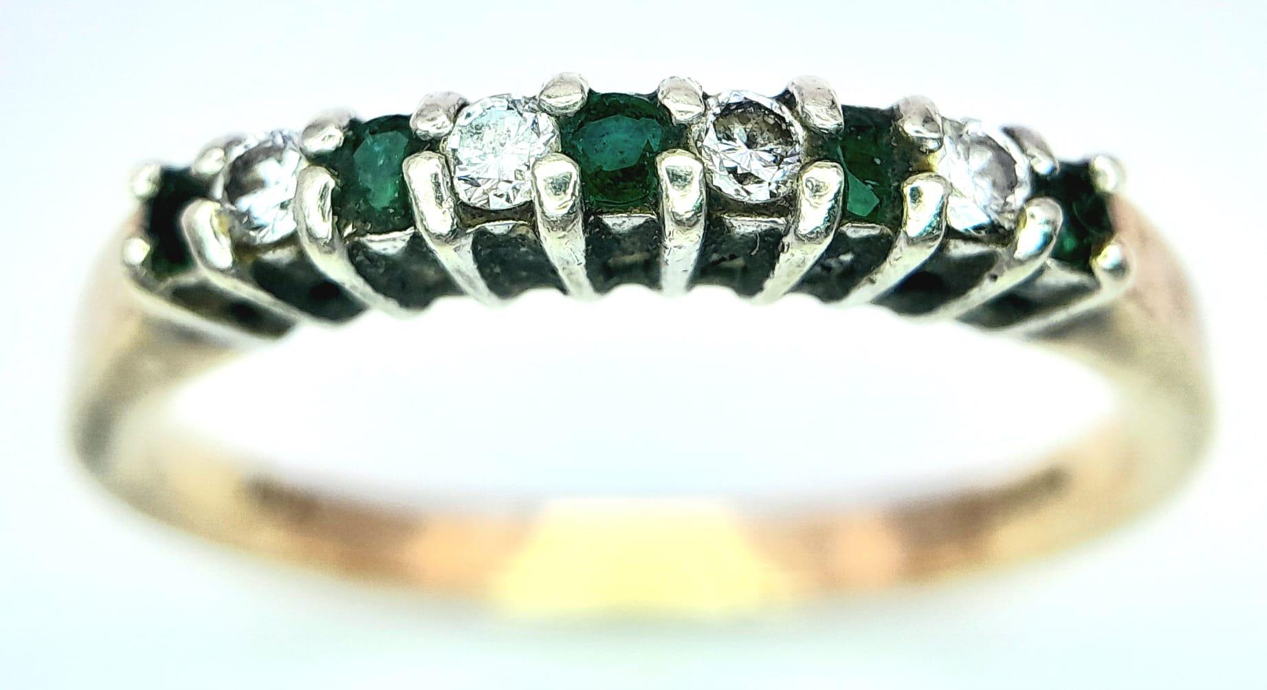 A 9K YELLOW GOLD DIAMOND & EMERALD RING - 0.12CT DIAMONDS. 2.4G. SIZE Q.