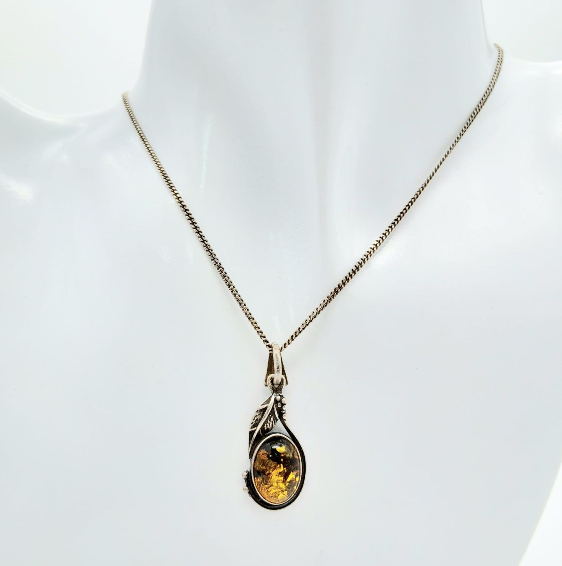 A matching set of 925 silver Amber jewellery include a pair of earrings and a pendant on silver - Bild 5 aus 13