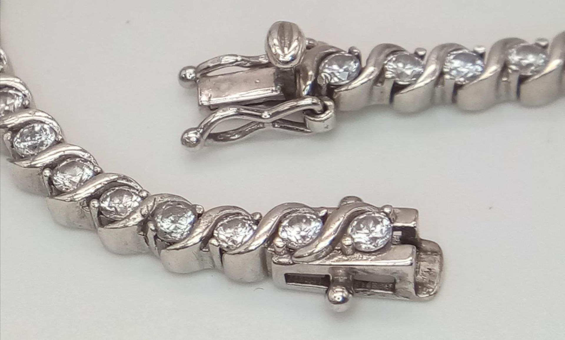 3 X STERLING SILVER ITEMS TO INCLUDE: A STONE SET TENNIS BRACELET, A STONE SET BUBBLE RING SIZE P - Bild 11 aus 14