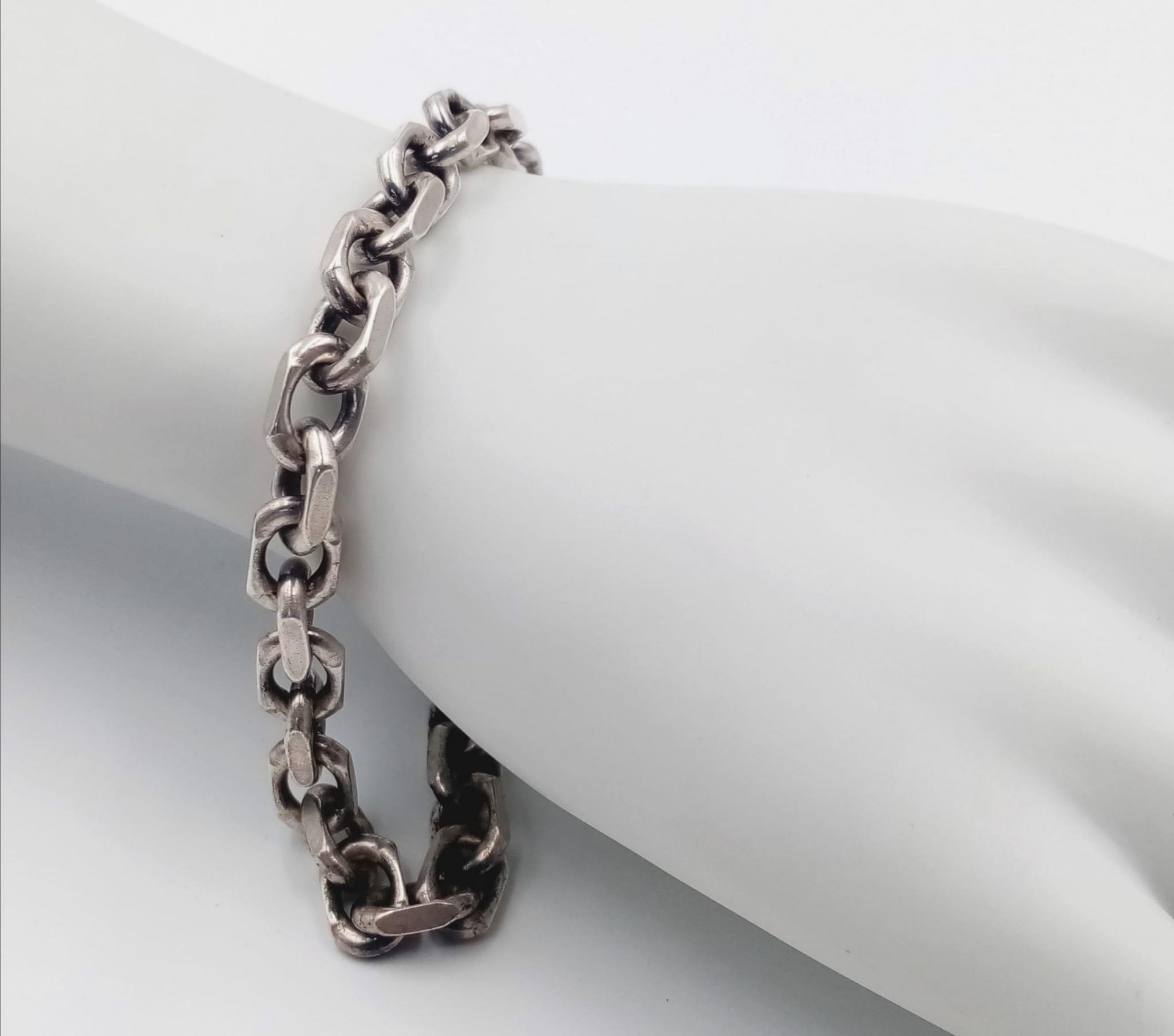 A vintage Italy 925 silver chunky belcher bracelet. Total weight 32.1G. Total length 20cm