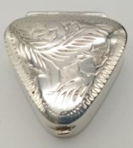 A TRIANGULAR STERLING SILVER TRINKLET BOX/PILL BOX, NICELY ENGRAVED ON TOP, WEIGHT 7.1G