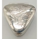 A TRIANGULAR STERLING SILVER TRINKLET BOX/PILL BOX, NICELY ENGRAVED ON TOP, WEIGHT 7.1G