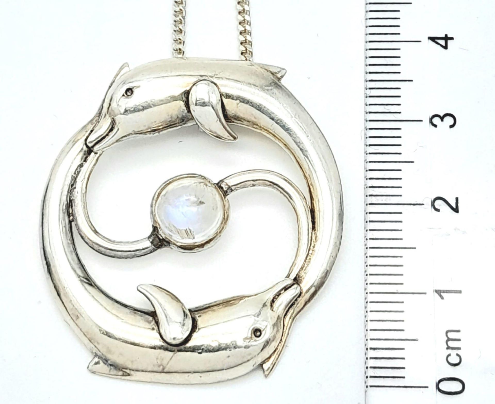 A 985 Silver, Moonstone Set Leaping Dolphin Pendant Necklace. Pendant Measures 3.6cm Length, Set - Bild 6 aus 10