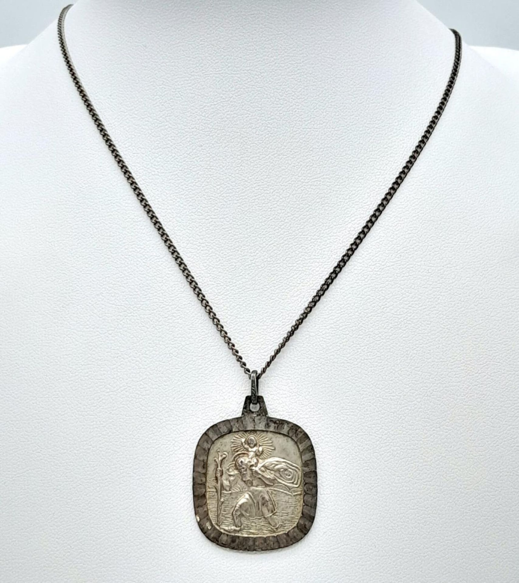 A vintage 925 silver St Christopher pendant on silver chain. Total weight 10.7G. Total length 53cm. - Image 2 of 7