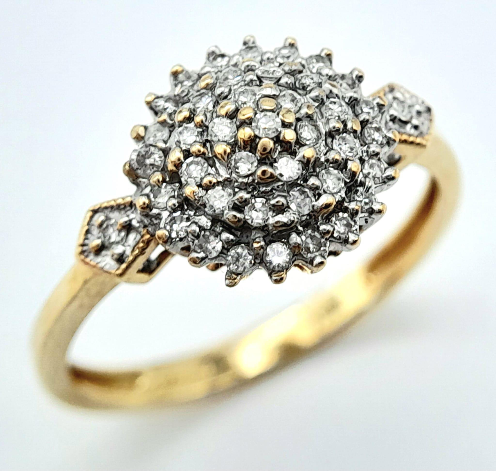 A 9K YELLOW GOLD DIAMOND SET CLUSTER RING. 0.25CTW. 2.2G. SIZE Q. - Image 4 of 6
